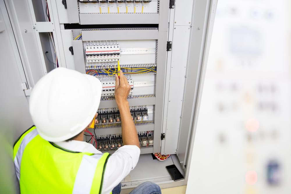 What Qualifies as a Commercial Electrician Inglewood CA Emergency?