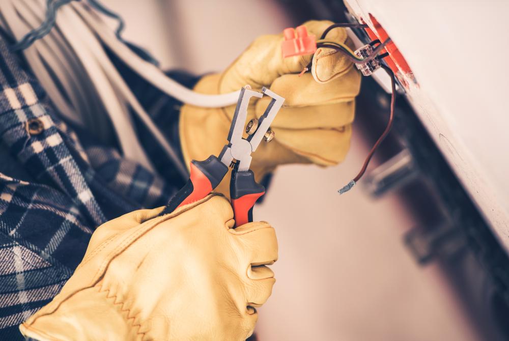What Qualifies as an Electrician Commercial Deltona FL Emergency?