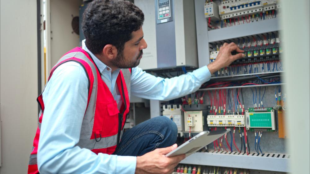 What Qualifies as a Commercial Electrician Rockford IL Emergency?