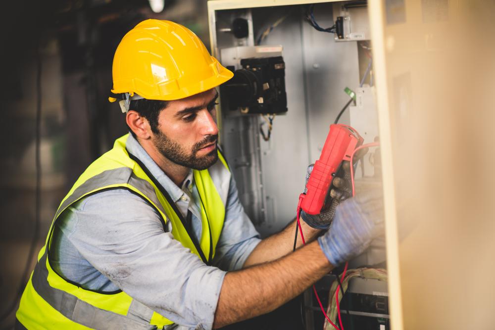 What Services Should Electrician Commercial Yuma AZ Offer?