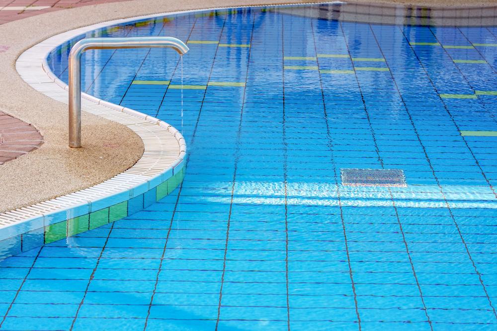 Fiberglass vs. Concrete Pools: Which is Right for You?