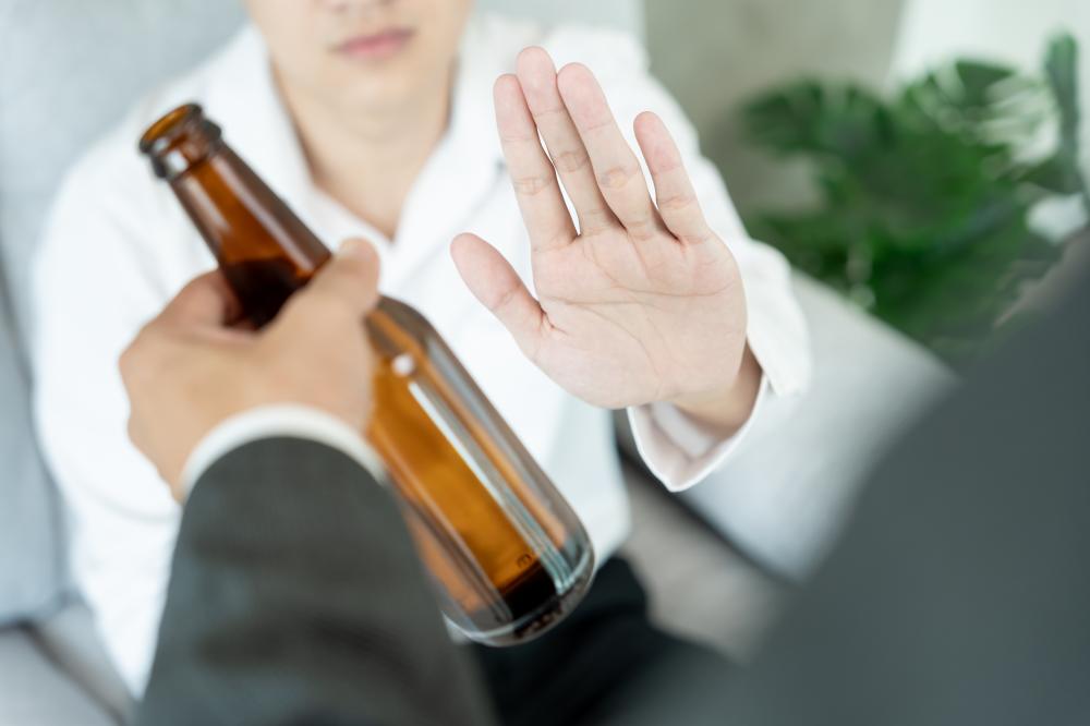 Man refusing alcohol as a symbol of commitment to substance abuse treatment in Thousand Oaks