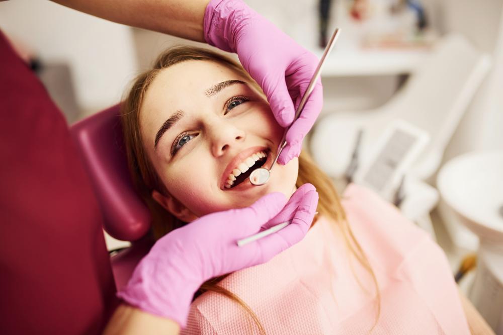 Expert emergency dentist ready for urgent dental care
