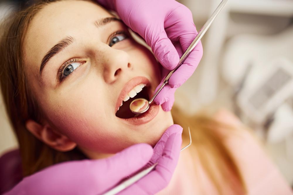 Dentist preparing for an emergency tooth extraction