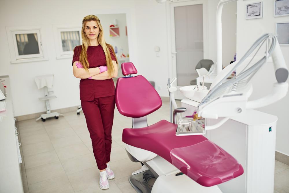 Emergency dentist providing urgent dental care