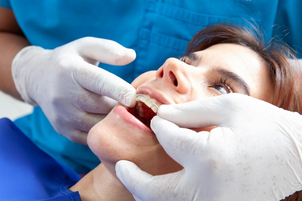 Emergency dentist preparing for tooth extraction procedure