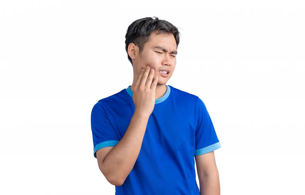 Man with toothache signifies need for emergency dental care
