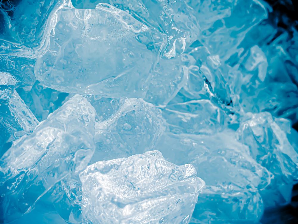 Close-up of clear ice cubes with a glossy texture, representing the high-capacity ice production essential for industrial applications in food processing and hospitality.