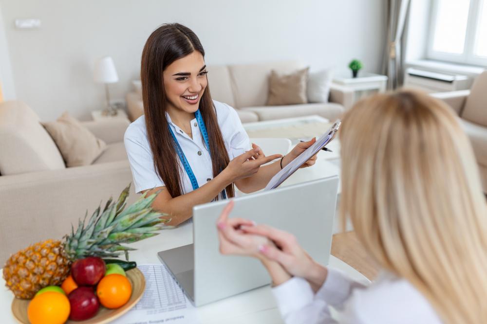 Nutritionist consultation with patient, highlighting healthcare collaboration