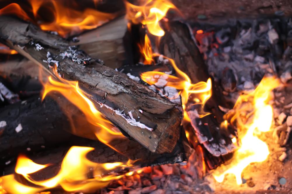 What Makes Clean Burn Fire Logs Maine Stand Out?