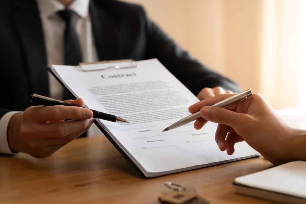 What are the Benefits of a Specialist Employment Contracts Lawyer Medellin?